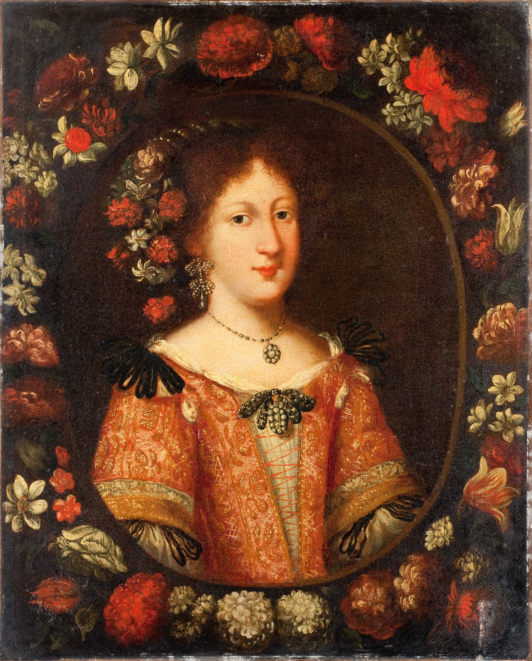 Portrait de femme entourée d'une guirlande de fleurs