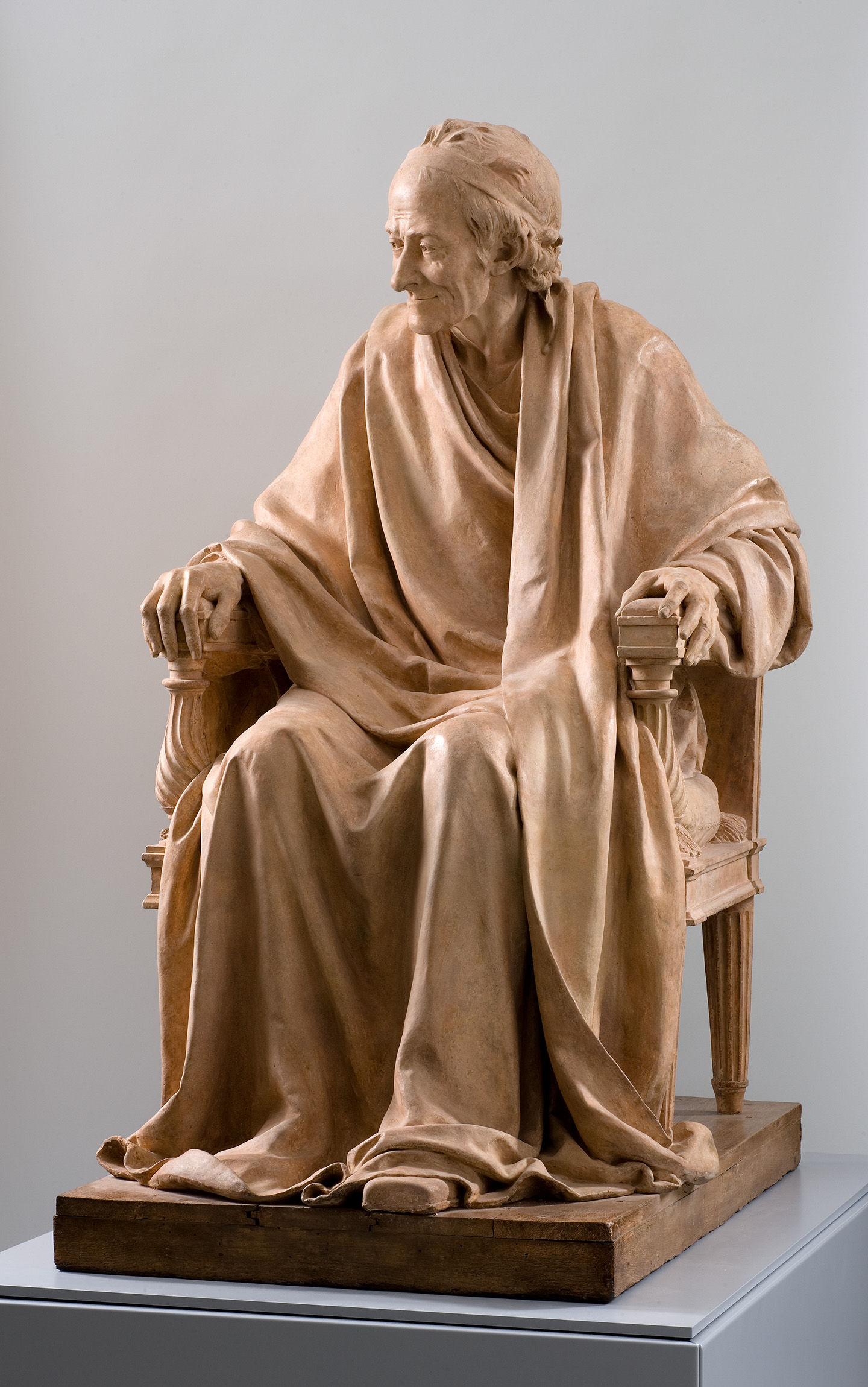 Voltaire assis